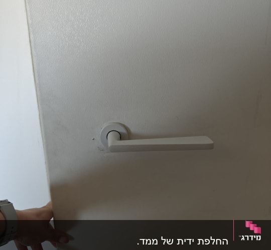 ידית דלת עם יד אוחזת